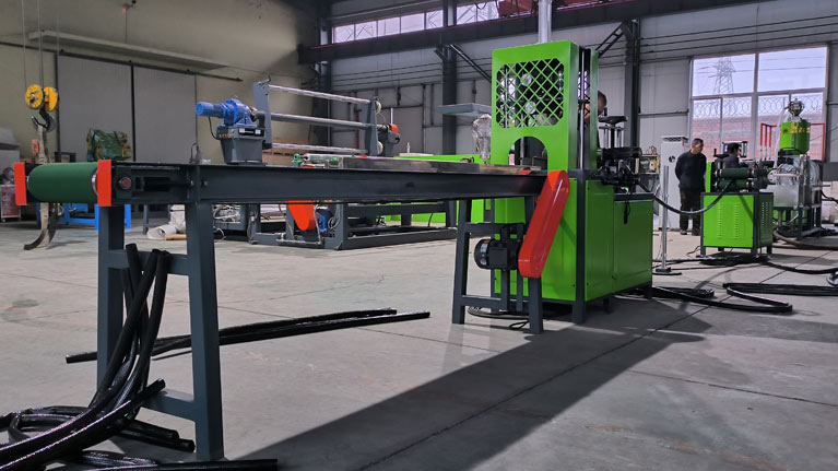 La máquina de recubrimiento por extrusión de película(Máquina para recubrir tubos de espuma、 La máquina laminadora de tubos )